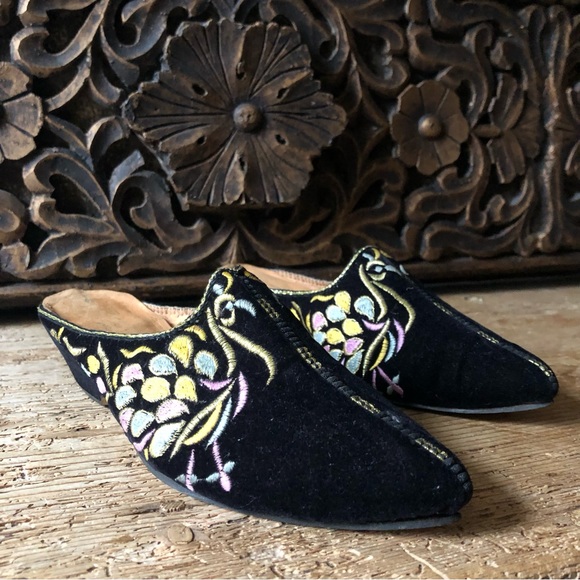 Vintage Black Velvet Metallic Gold Embroidered Ornate Handmade Babouche Mules - Picture 4 of 16